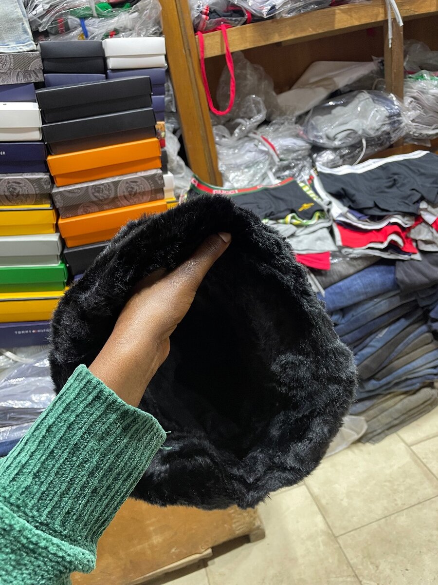 Chapeau en fourrure noire doux