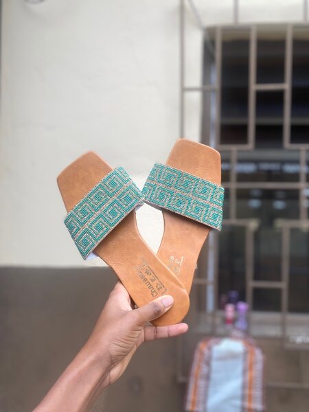 Sandales plates en cuir pour femmes