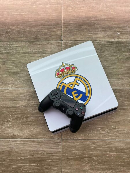 Ps4 Slim avec 10 Jeux intégrés