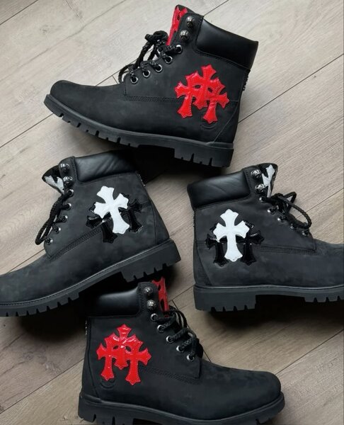 Bottes noires avec motifs croix