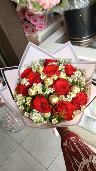 Bouquet de roses et chocolat