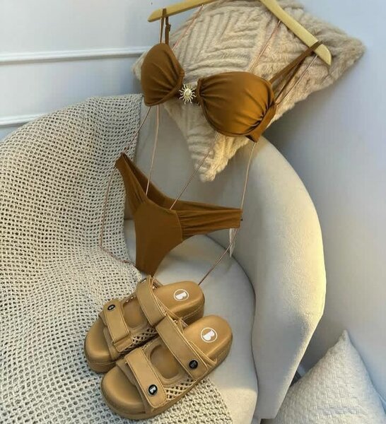 Bikini élégant avec paréo