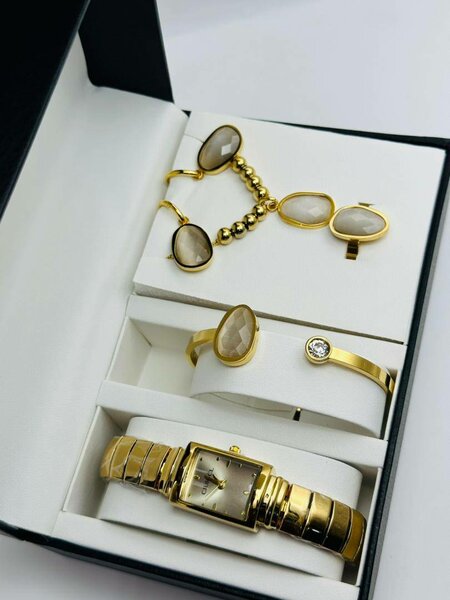 Ensemble de montres et de bijoux