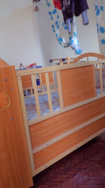 Lit bébé en bois avec rangement