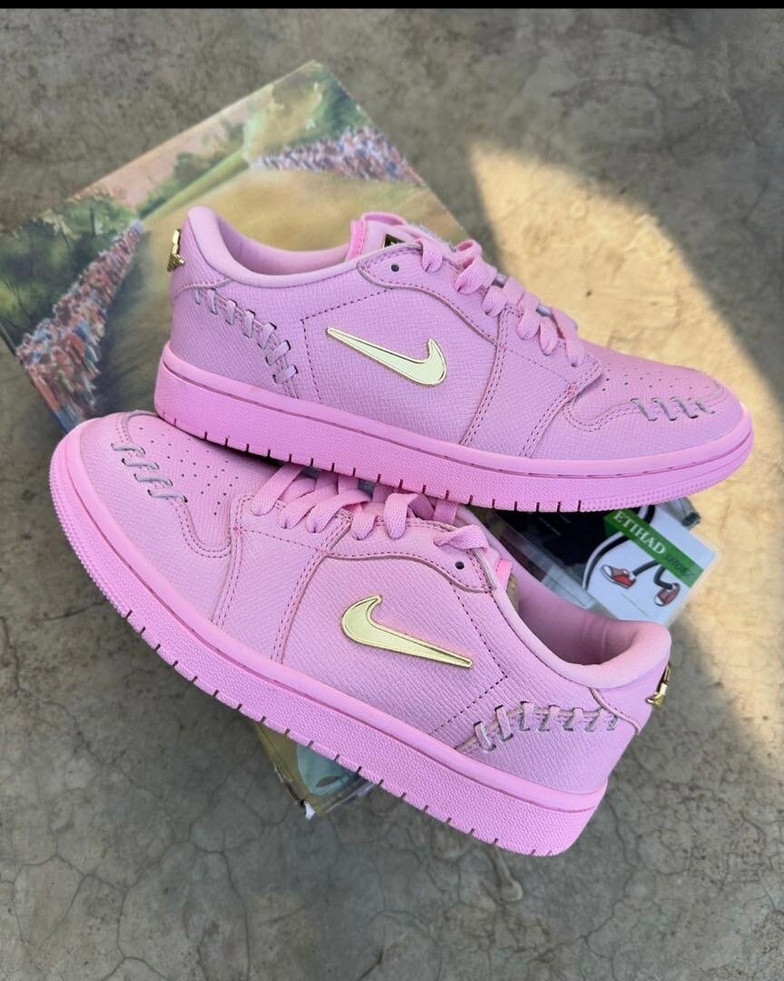 NIKE SB PINK