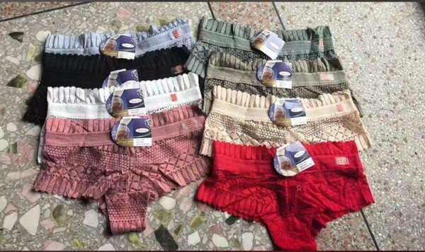 Culottes en dentelle colorées