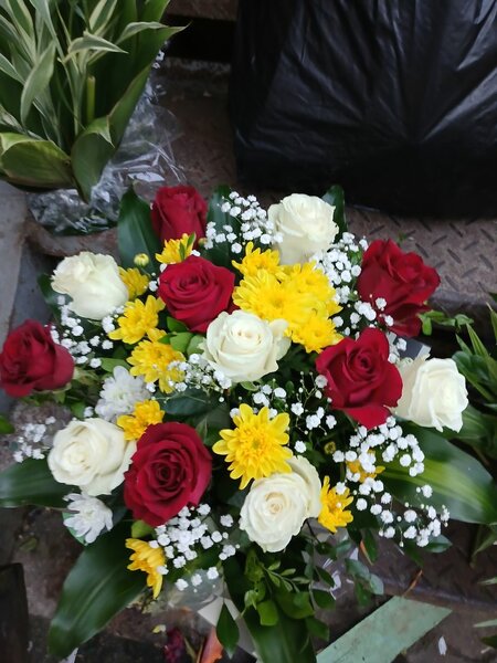Bouquet de roses et marguerites