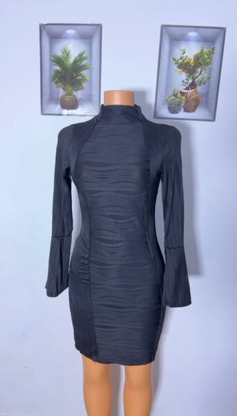 Robe élégante noire à manches longues