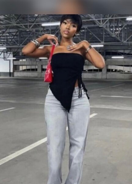 Top asymétrique noir élégant