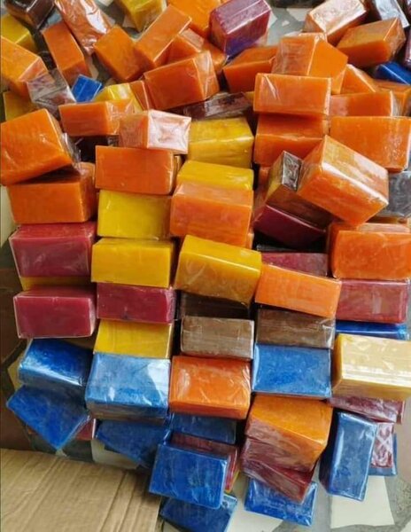 Savons artisanaux multicolores