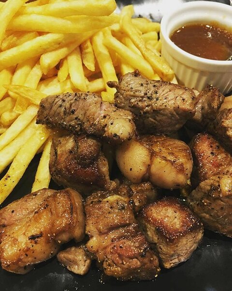 PORC AFRICAIN BRAISÉ+ FRITES