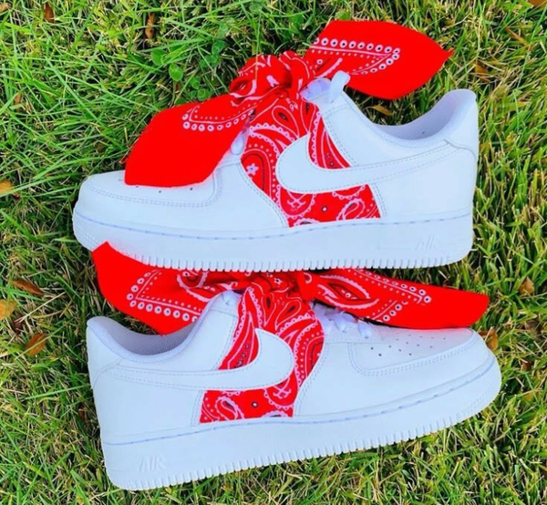 Baskets blanches avec bandanas rouges