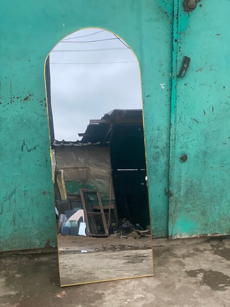 Grand miroir sur pied