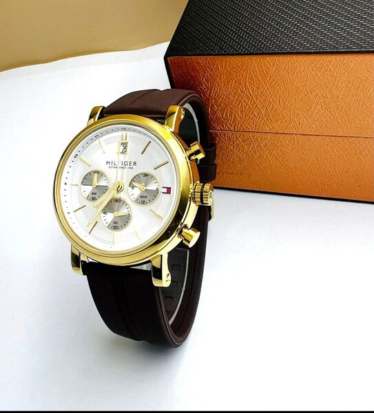 Montre élégante homme dorée