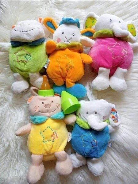 Doudous en peluche colorés