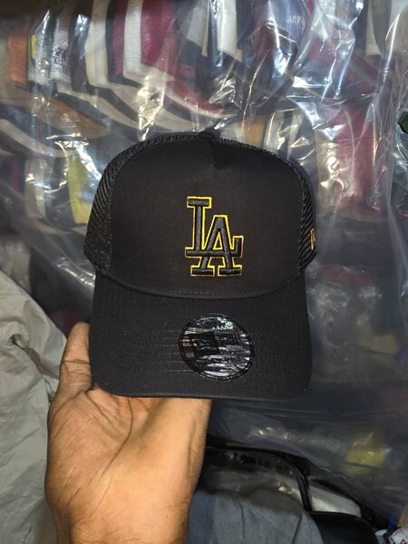 Casquette noire LA élégante