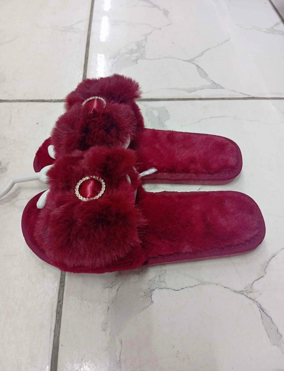 Chaussons Furry Bordeau Élégants