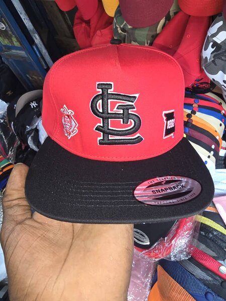 Casquette snapback rouge stylée