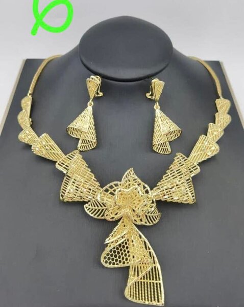 chic ensemble Or Plaqué grille