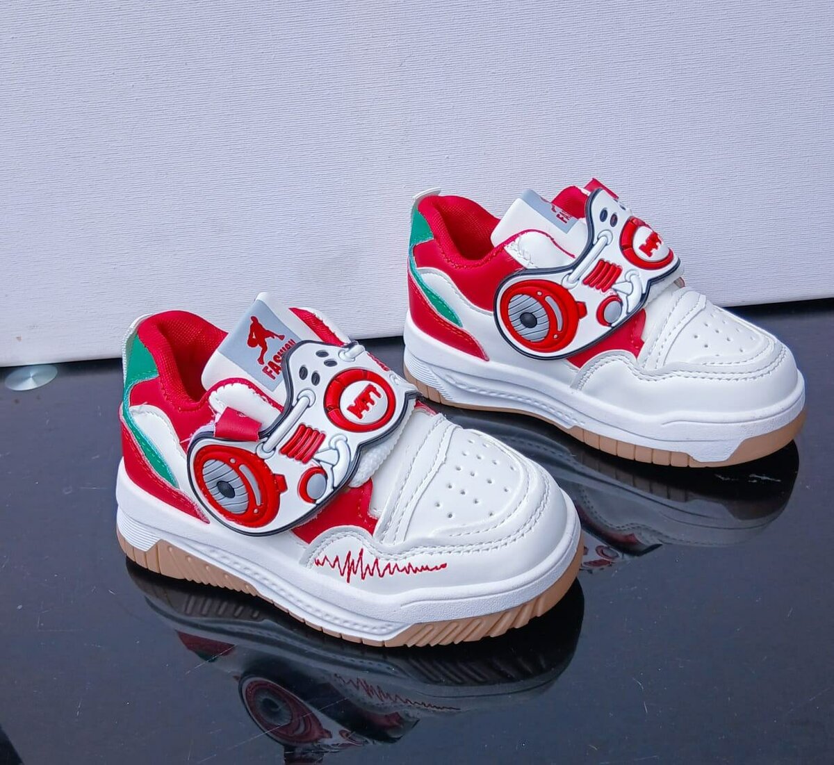 Baskets enfants design amusant