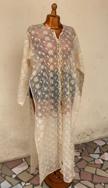 Robe en dentelle transparente