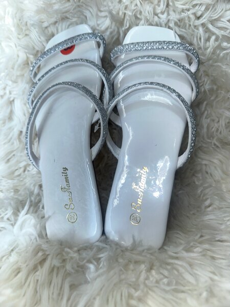 Sandales blanches élégantes femme