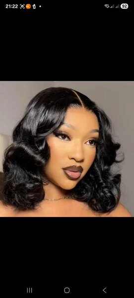 Perruque ondulée noire élégante