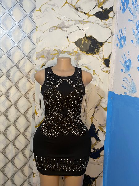 Robe noire élégante cloutée