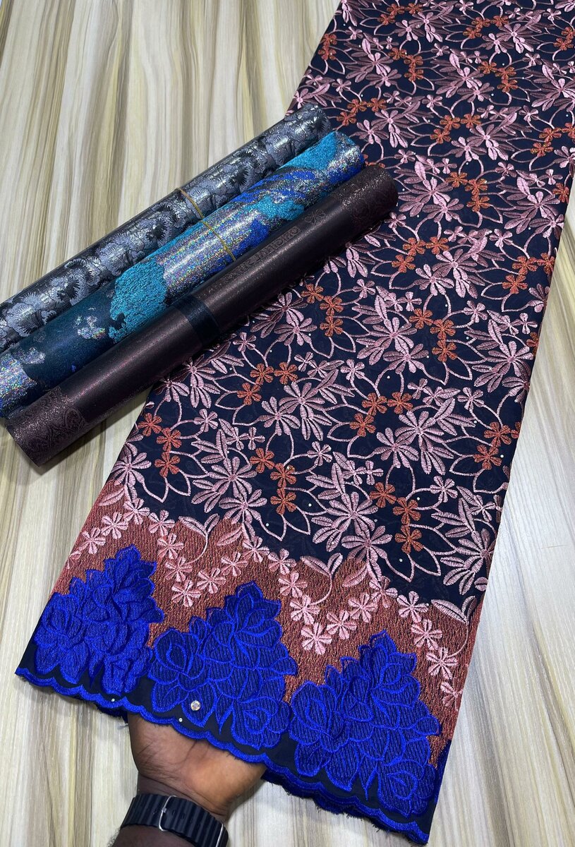 Tissu brodé floral élégant