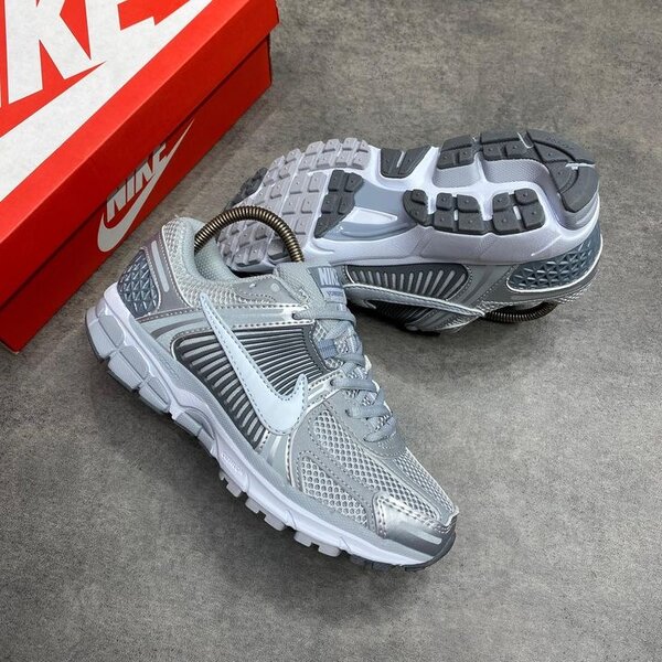 Nike VOMERO 5 Gris