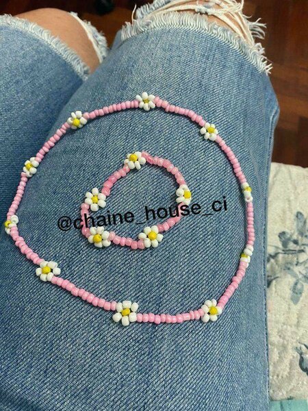 Collier de perles fleuri