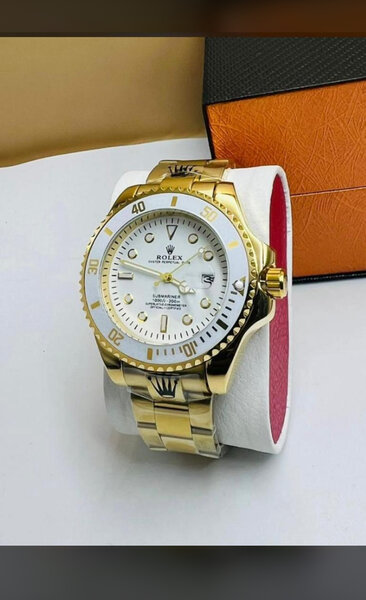 Montre de luxe dorée