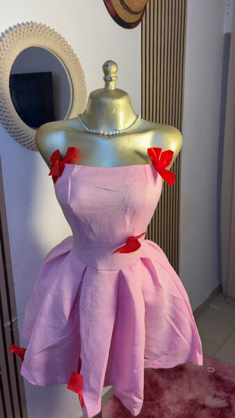 Robe rose élégante avec nœuds