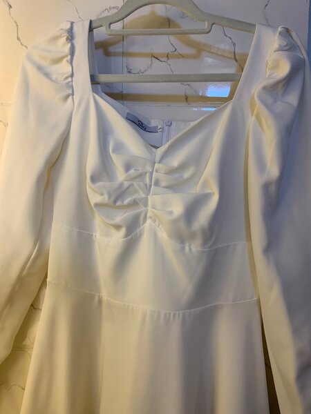 Продаю белое платье надевала  только 2раза состояние хорошая