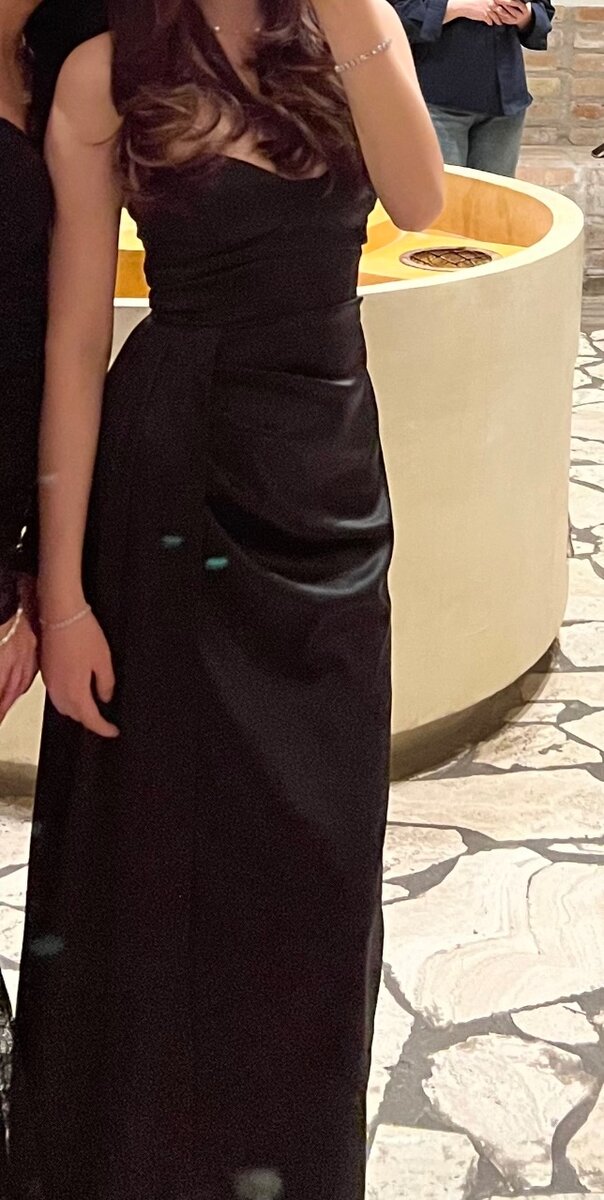 Шикарное платье с обрезом