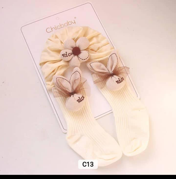 bonnet beige et  chaussettes avec oreilles
