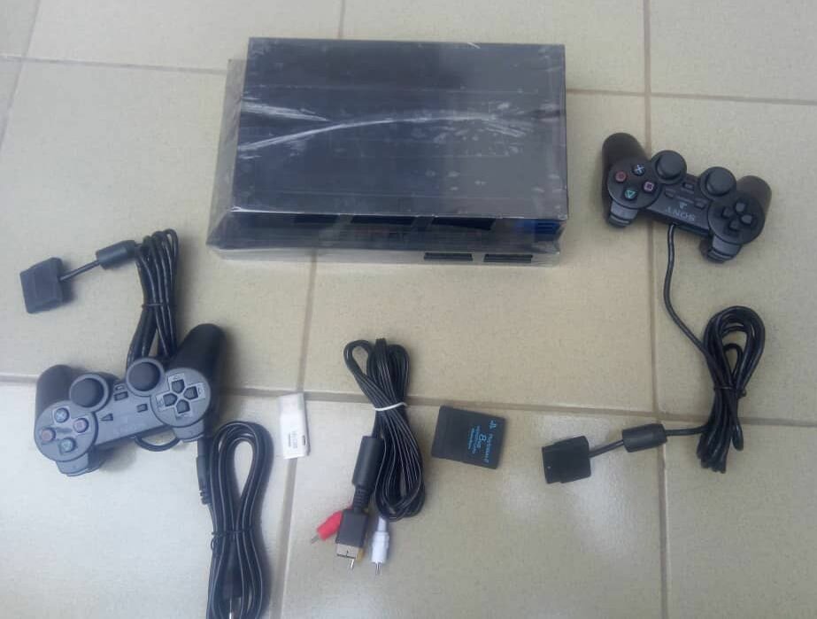 PS2 craqué avec 20 jeux et 2 manettes