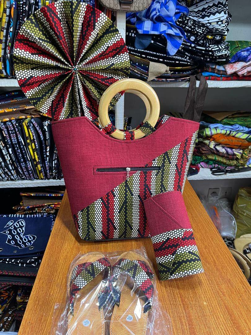 Ensemble sac, éventail et sandales africains