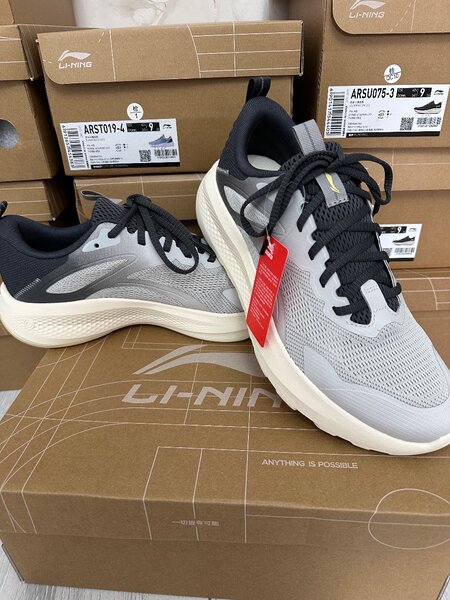 Кроссовки от бренда Li-Ning