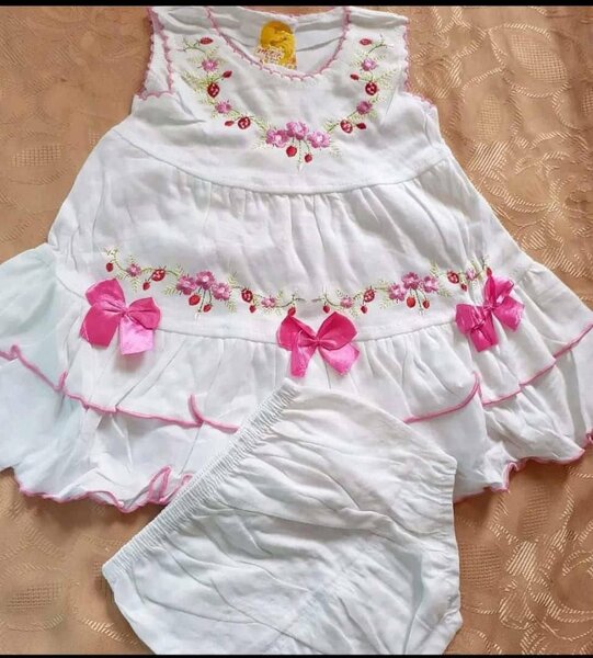 Robe blanche bébé à fleurs