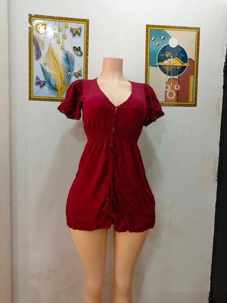 Robe rouge à volants