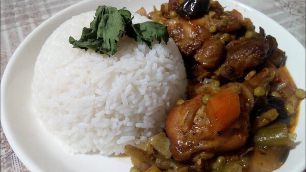 Plat de riz et poulet