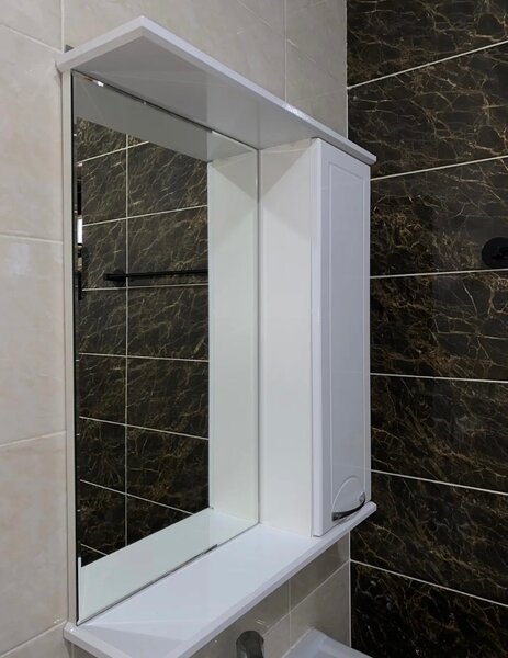 Зеркало с полочками