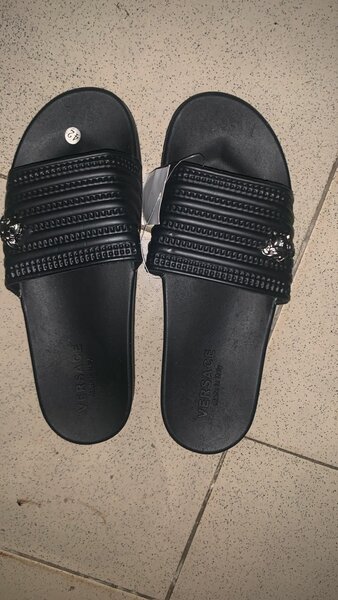 Tongs en cuir noir élégantes