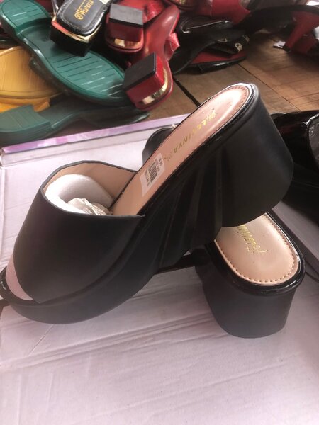 Sandales à talons compensés brillantes