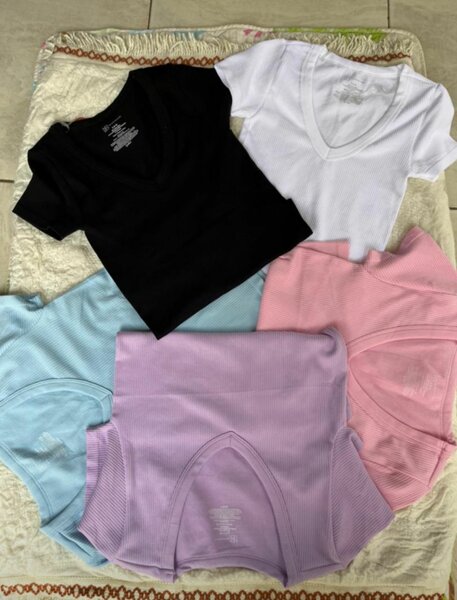 T-shirts à col V variés