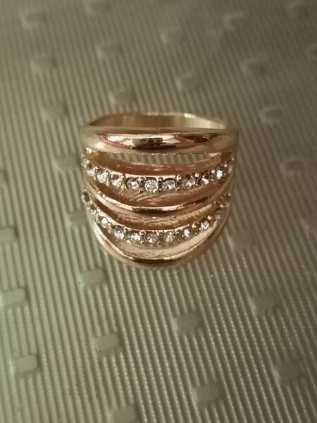Elegant ring