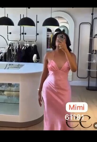 Robe longue satinée rose