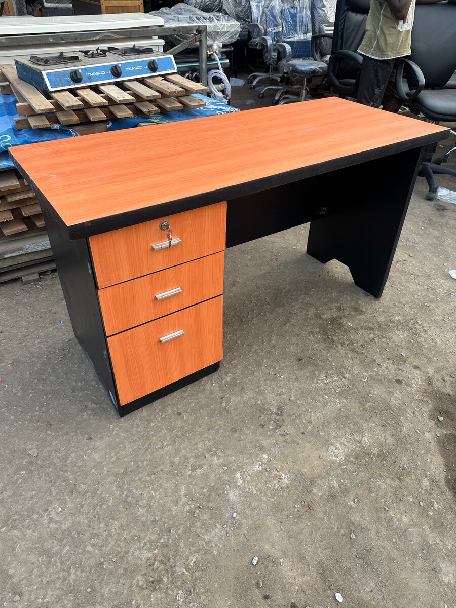 Bureau en bois avec tiroirs