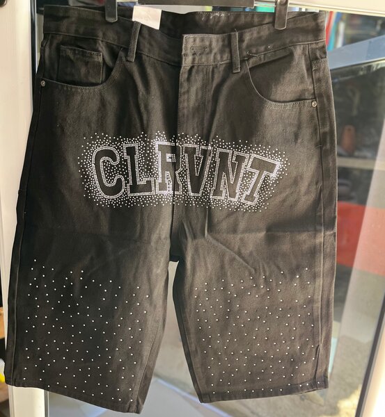 Shorts en jean noir clouté